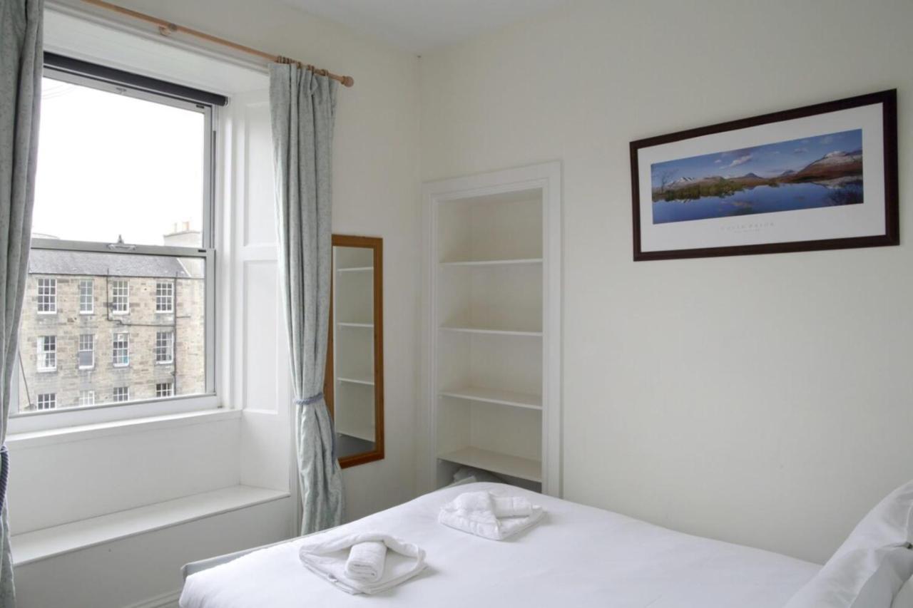 Apartmán Modern And Colourful Flat By The Castle Edinburgh Exteriér fotografie