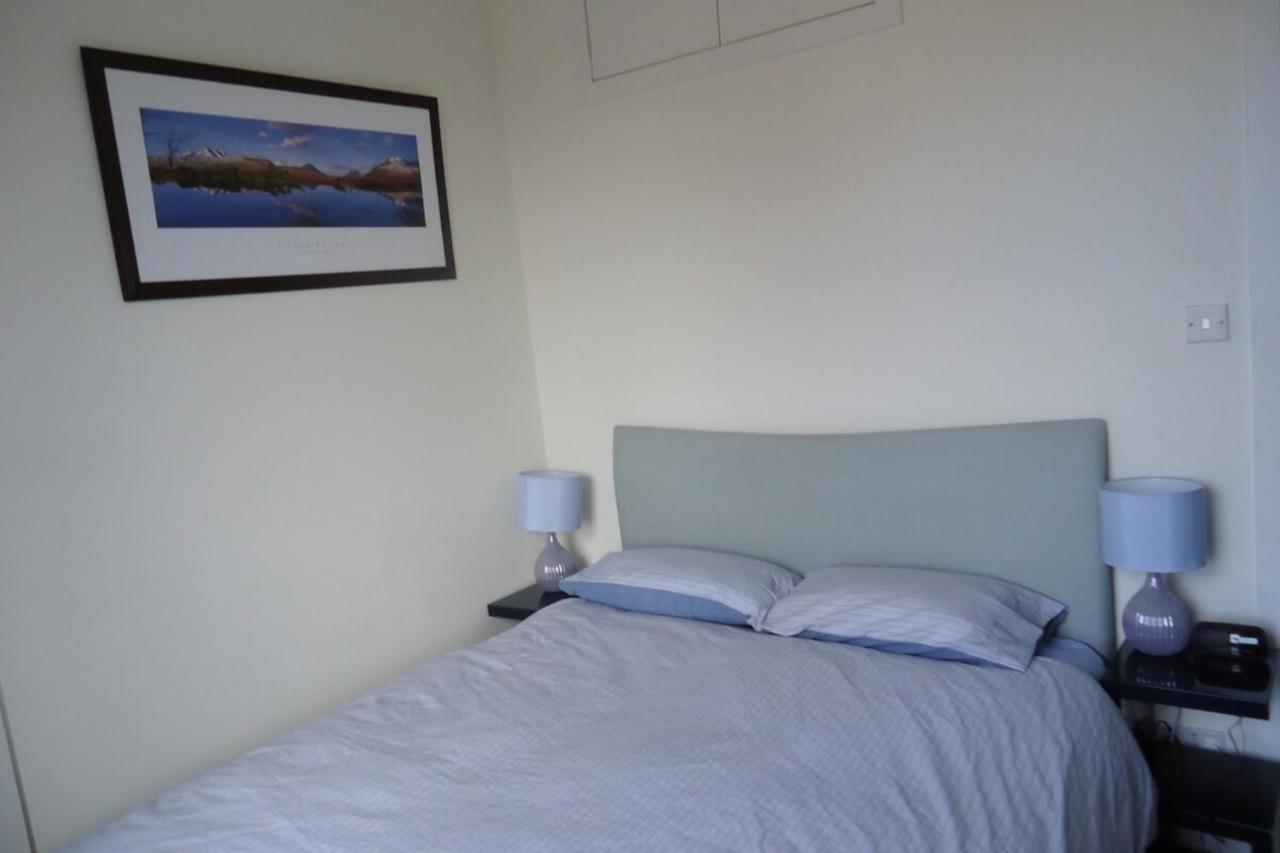 Apartmán Modern And Colourful Flat By The Castle Edinburgh Exteriér fotografie